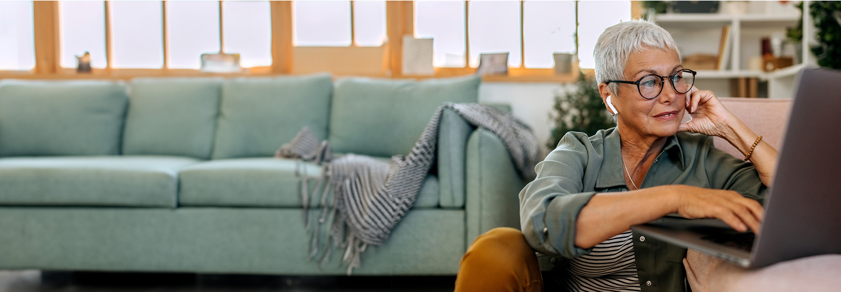 A woman on a laptop searching for minimally invasive vascular services